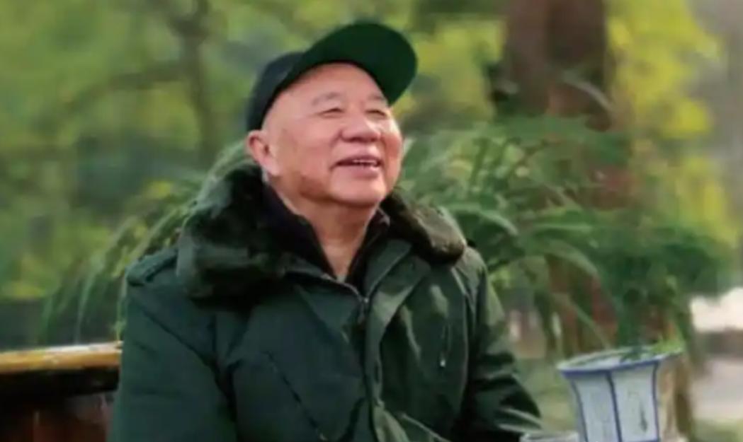 1999年，中国前首富牟其中坐着奥迪上班，途中被捕。一同被捕的还有他的小姨子夏宗