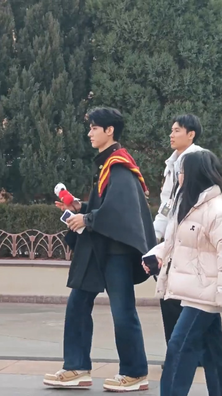 被网友偶遇在环球影城玩的龚俊！！🍋环球影城偶遇龚俊 北京环球影城偶遇龚俊