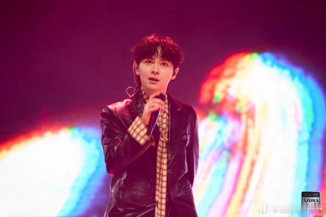 尤长靖艾略特歌手后台合照 艾略特发合照还特意说尤长靖是“我的02年兄弟”，这波跨