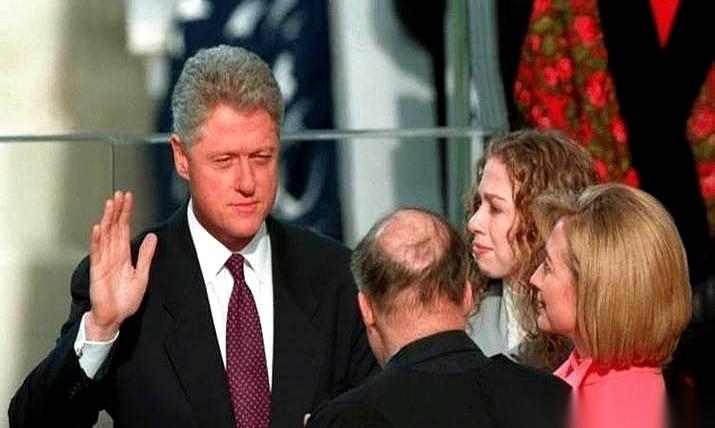 别再聊什么爱情了，人家那是合伙人，顶级的那种。
全世界都盯着电视，看那个男人撒谎