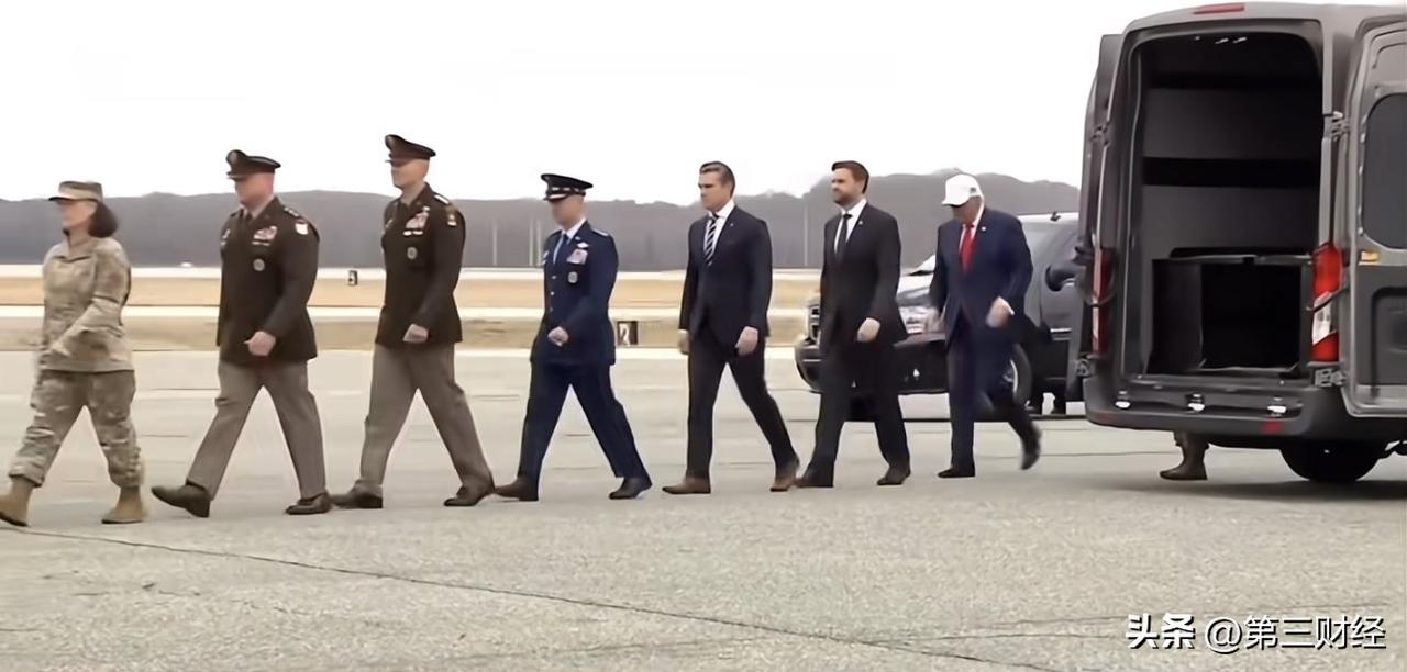 阵亡灵柩回国，为啥他站在队列的最后？