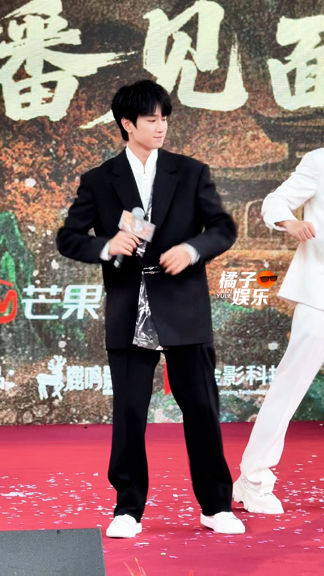 敖子版孤身摇！特别松弛的一次！敖子逸跳了孤身摇水龙吟开播见面会 ​​​