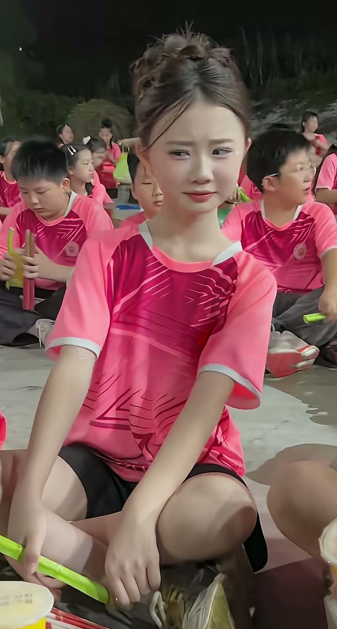 小美女一脸嫌弃
