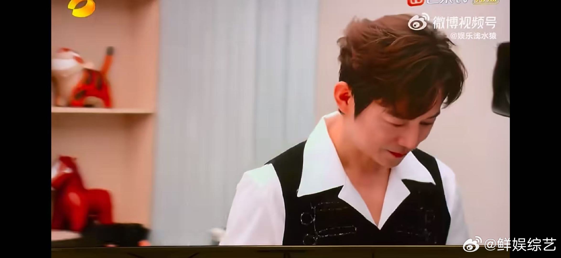 张凌赫你到底跟何炅说什么了你好星期六短短几秒互动全是戏，张凌赫的悄悄话成全场最大