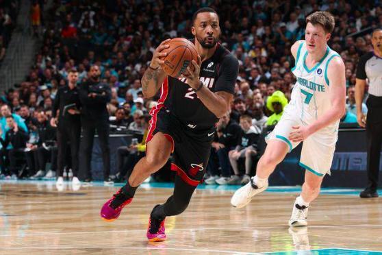 鲍科比怎么也没想到，他在快船和热火的差距这么大！
1，之前在快船，虽说快船不愿意