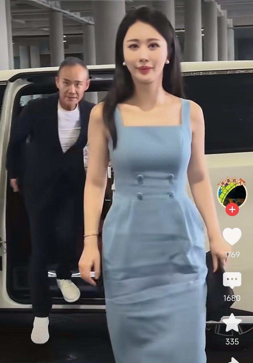 田贵族真当王石是小弟了！
田贵族一下车就一路占领上风，完全不顾及身边的王石，王石