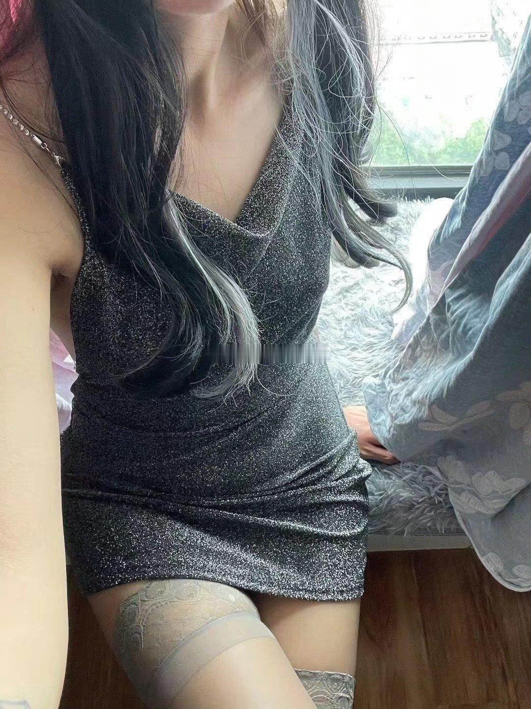 现在每天都穿着长袖长裤  每天都有人喜欢我  我要穿薄一点还得了 
