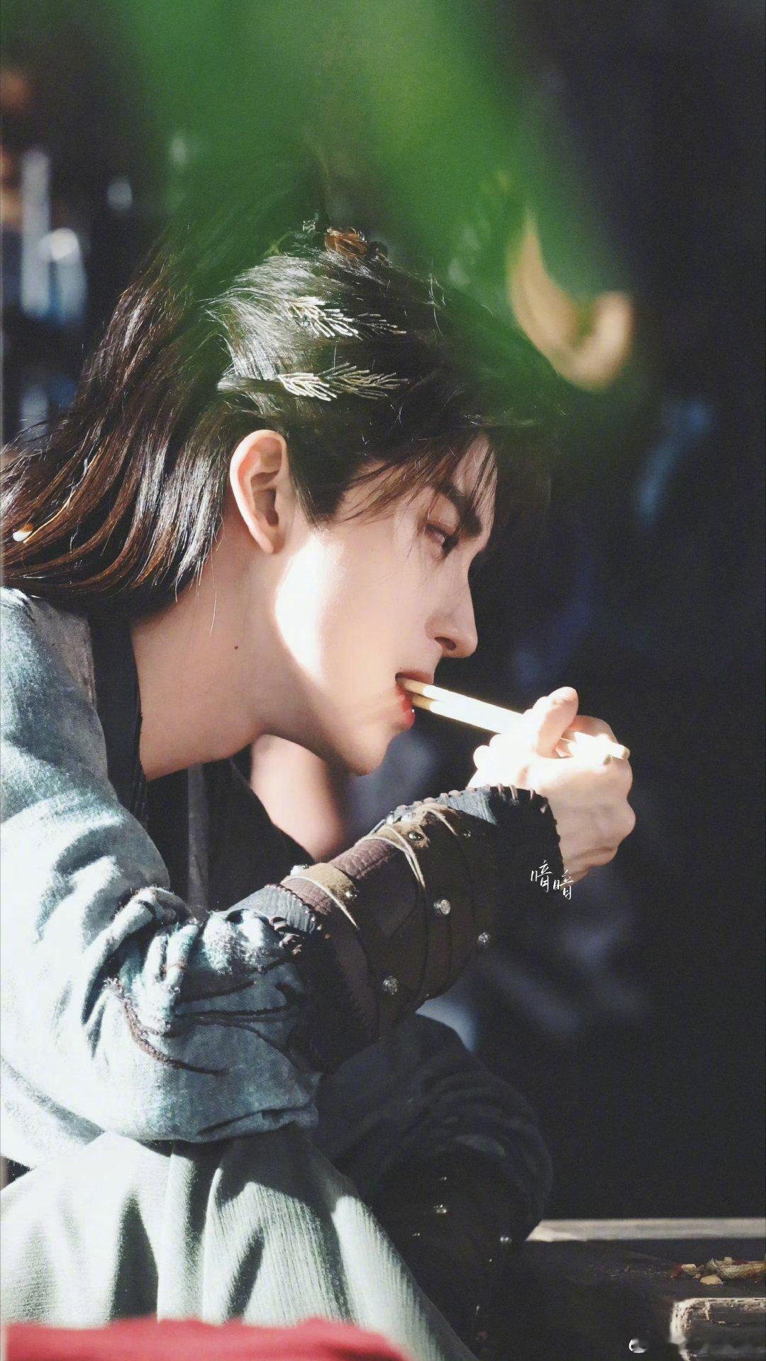 所有人，感受敖瑞鹏的这个侧脸流畅度！！！锋利又含韵，真的眉目如画一个古风大帅哥啊
