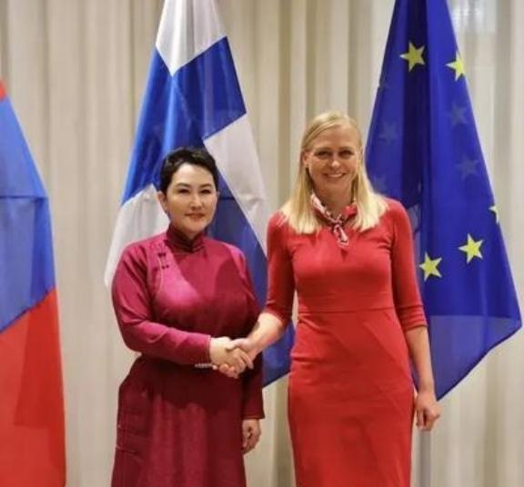 蒙古国可能要成为第二个乌克兰？


在亚洲腹地，一个被两大邻国包围的内陆国家，正