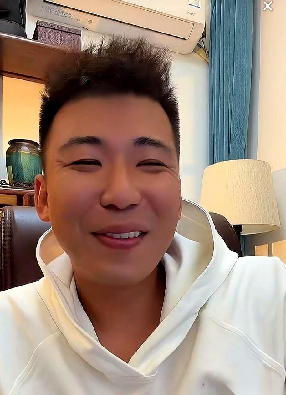 直播间里几万人盯着屏幕，弹幕跟刀子似的飞：“你怎么没去南京陪她？！”
隔着网线，