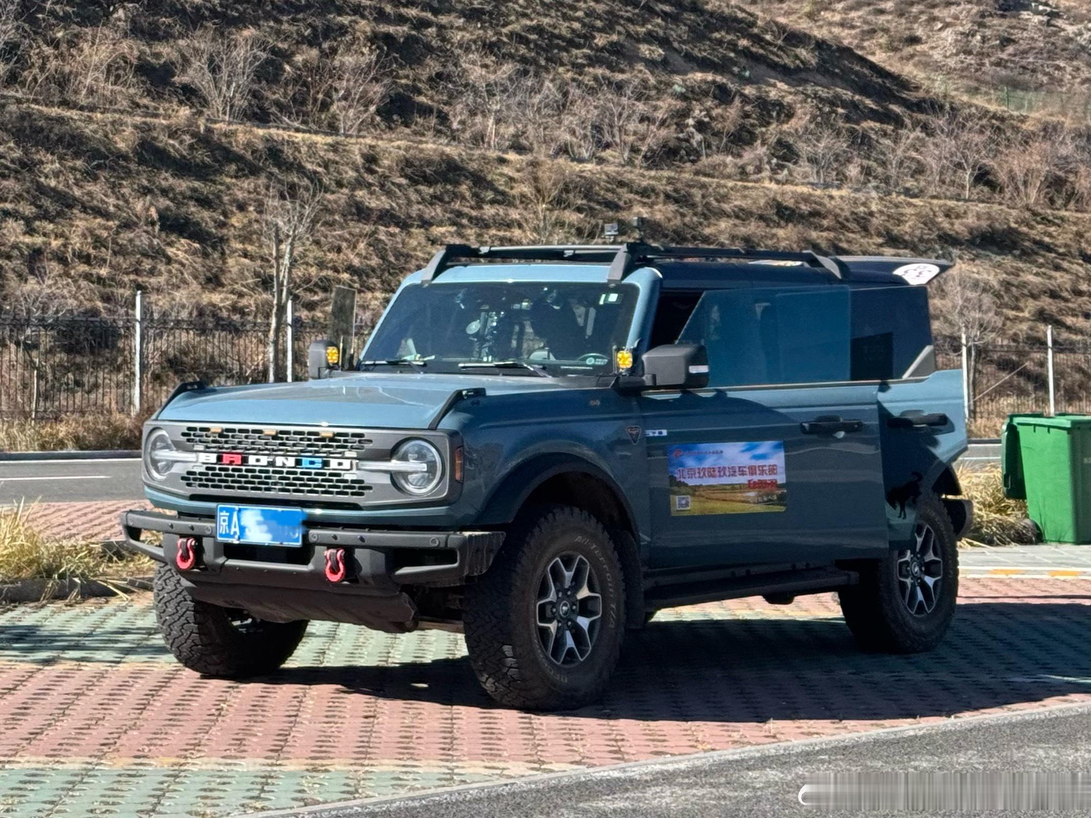 服务区偶遇进口的荒地烈马一位大爷带着大妈到处旅行开的不知道是2.7 还是 2.3