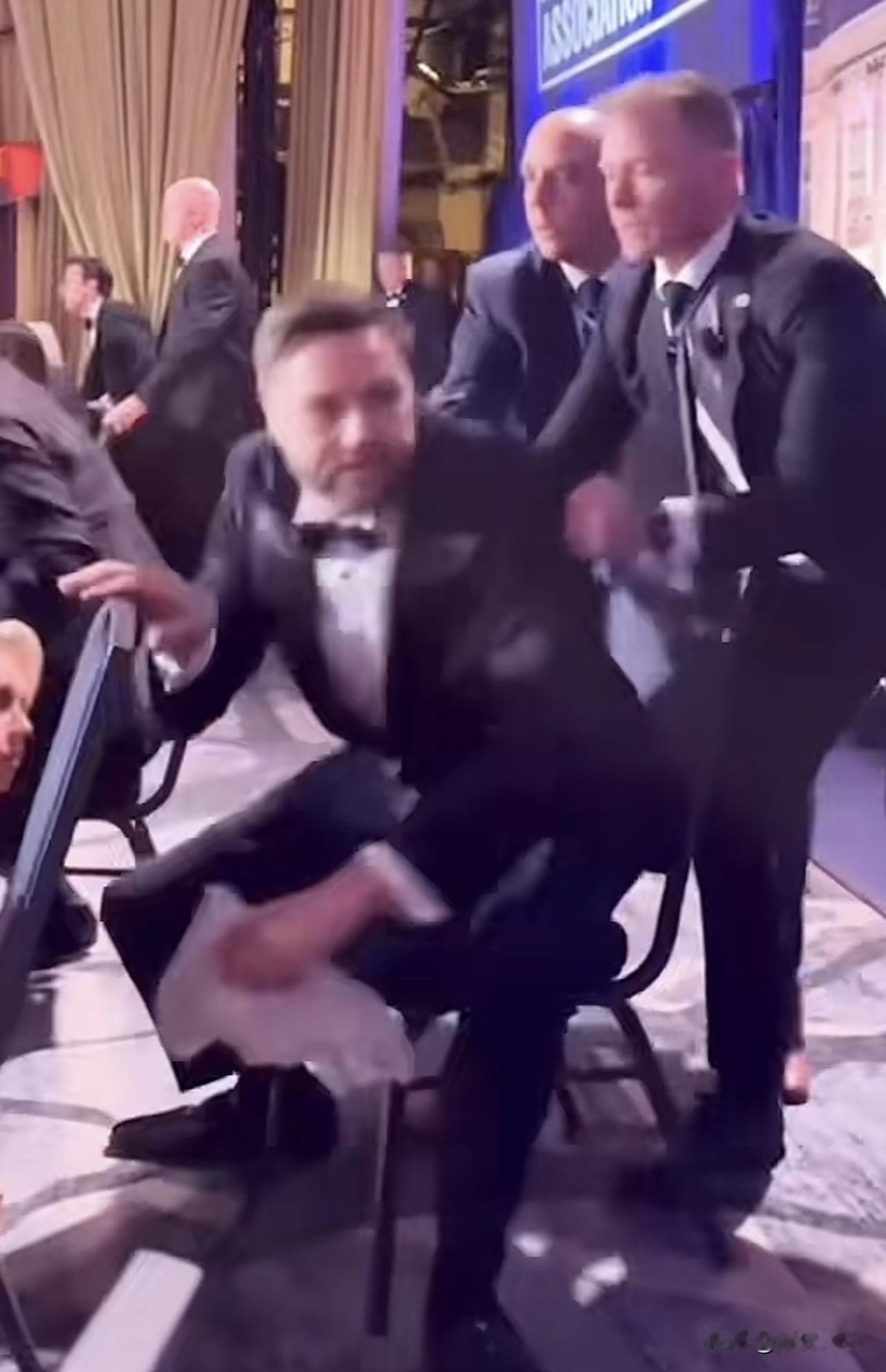 新思维：白宫记者晚宴事件，美国政治无意外

4月25日，白宫记者协会晚宴的枪击事