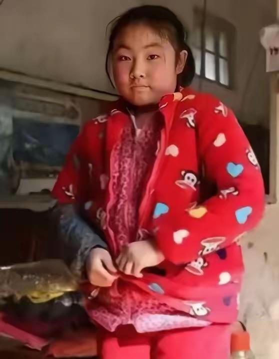在四川达州的山坳里，六岁丧父九岁遭母亲抛弃的女孩在叔叔家寄养了整整十二年。高考刚