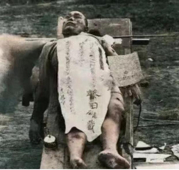 1939 年，日军王牌飞行员藤田雄藏跳伞后，竟用手枪打死发现他的中国船工。我军战