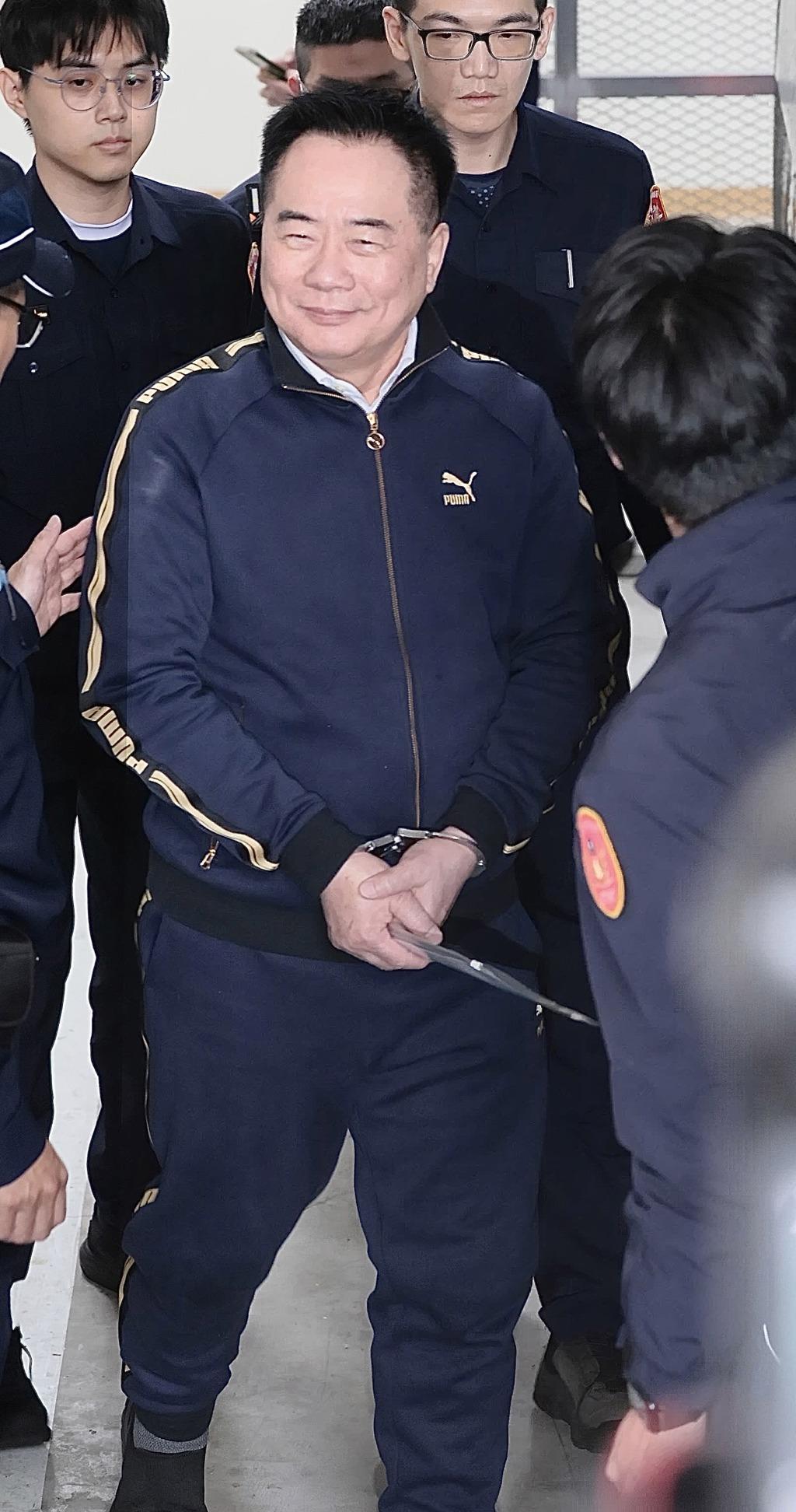 柯文哲前往监狱探望蔡正元博士。
柯文哲今天一同去探监，除了发型发色，蔡正元"还是