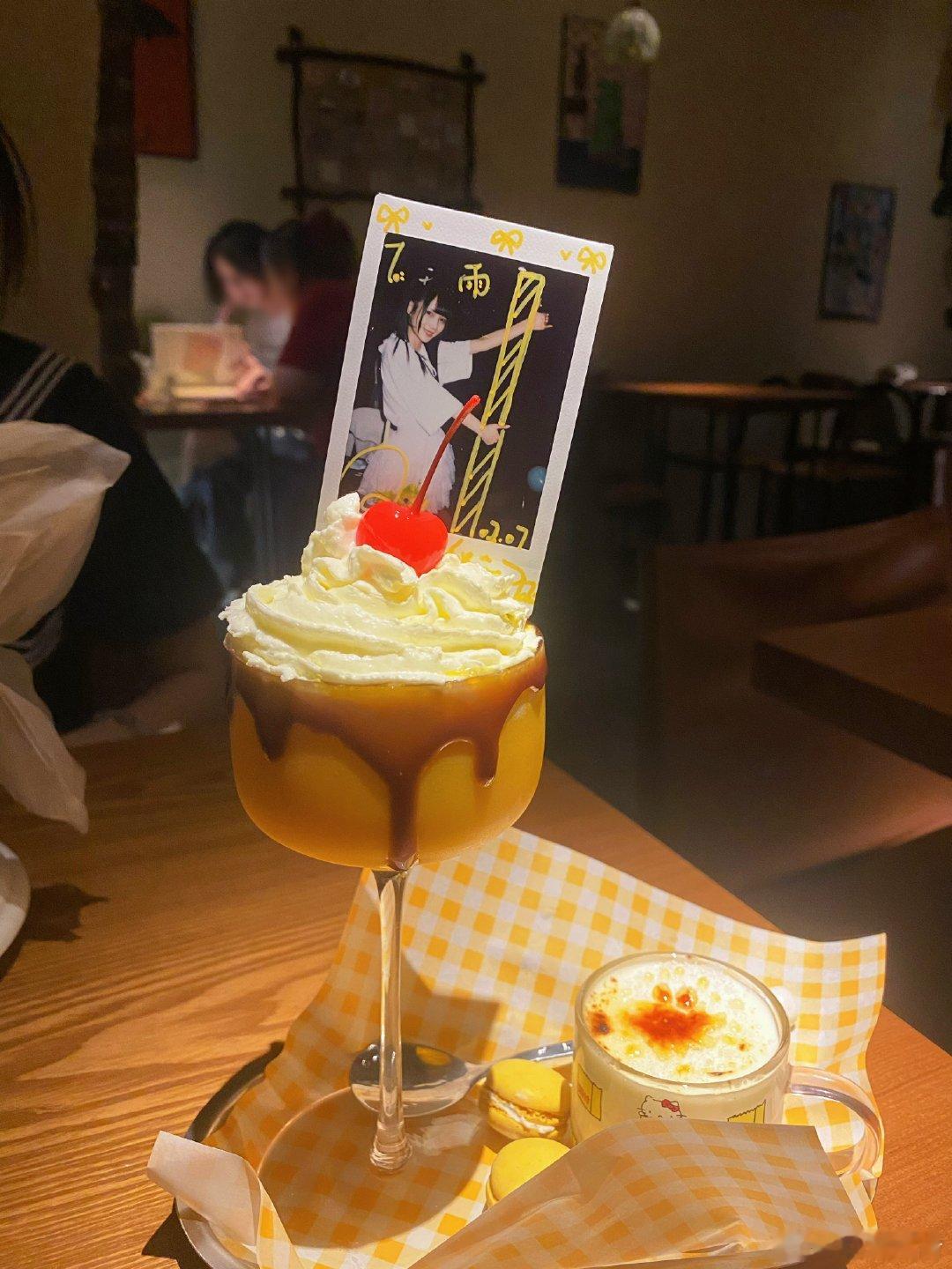 焦糖布丁酒！饼饼吃布丁我喝酒🍮🍸 