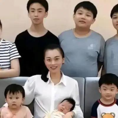 有叔姑有舅姨，幸福满满的！

有叔姑有舅姨，幸福满满的！是张蓉蓉家中最真实的写照