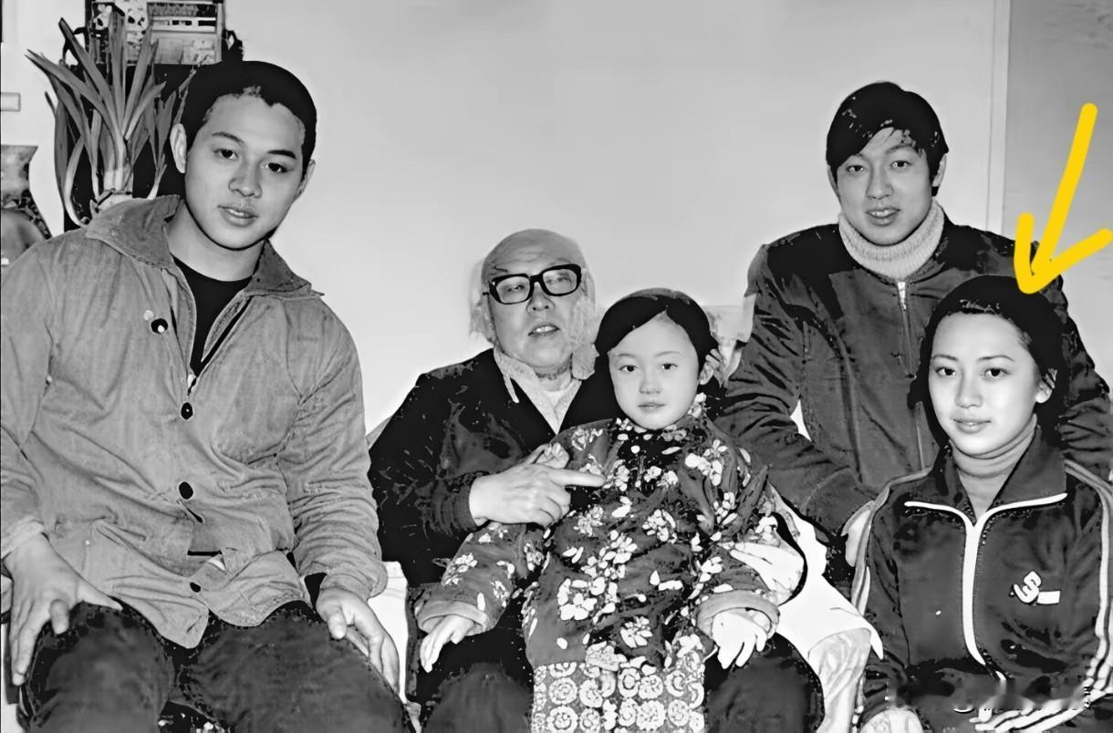 黄秋燕自然美丽，耐看，面相端庄秀丽，可惜了被李连杰给耽误了……