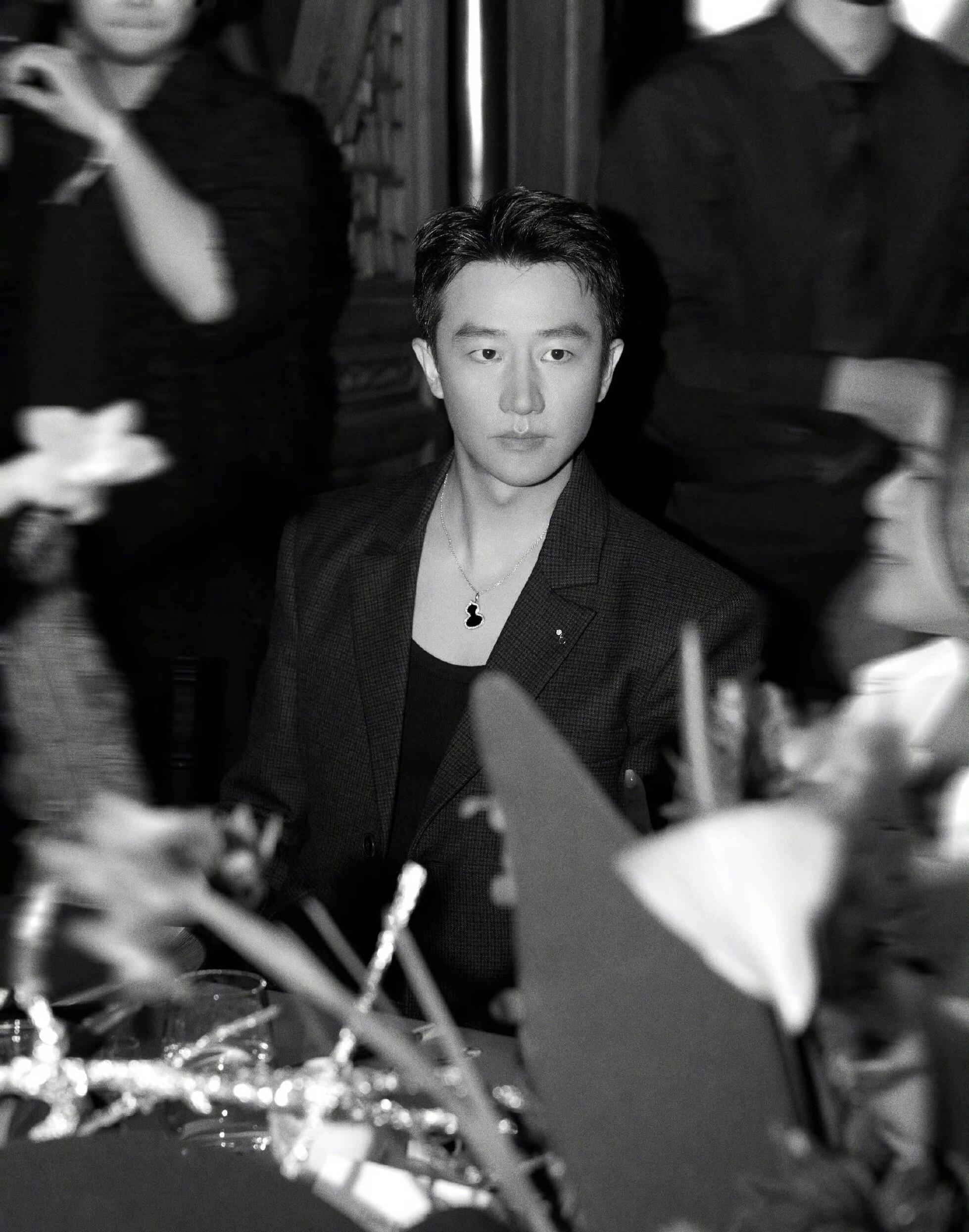 黄轩深v熟男你崛起吧！这扑面而来的daddy感！被黄轩完全踩中审美点的一组图 