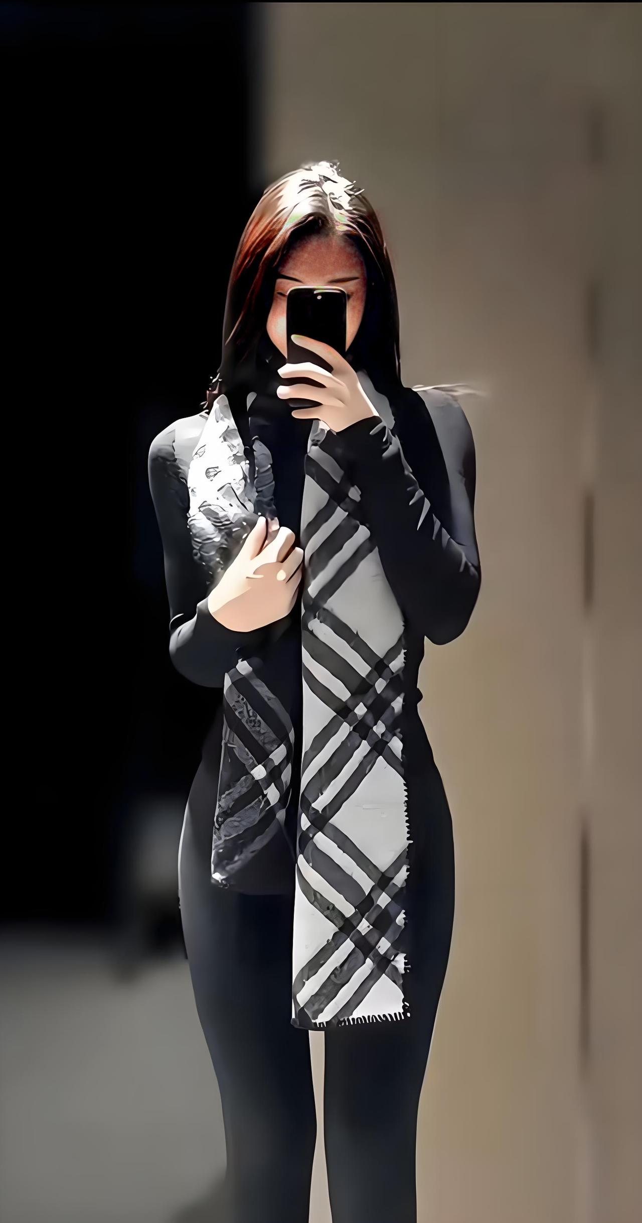 时尚穿搭指南：黑白条纹围巾搭配黑色紧身衣，简约又帅气！👗👗👗