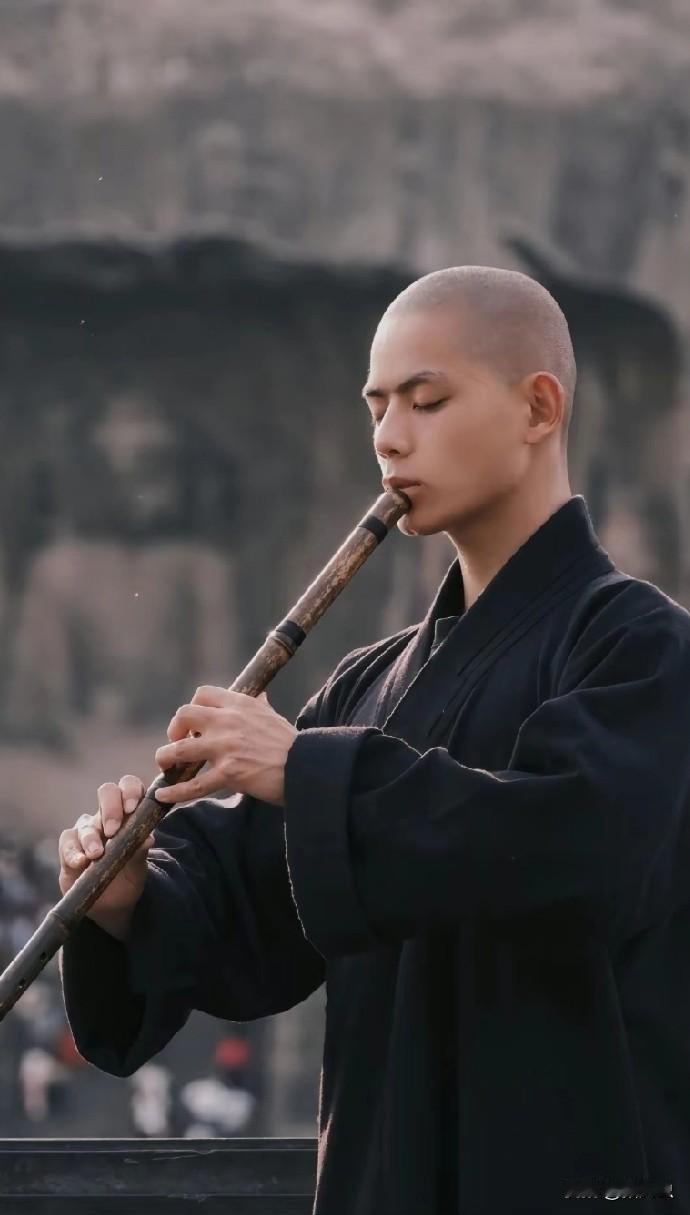 谁能接受啊
红极一时的少林武僧秋风
居然在去横店的路上，被
网约车追尾夺走了命，