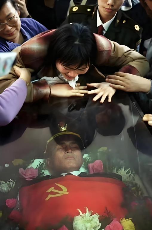 1995 年的佛山殡仪馆，气氛肃穆得令人窒息。新婚不久的妻子身着黑衣，跪在灵前泣