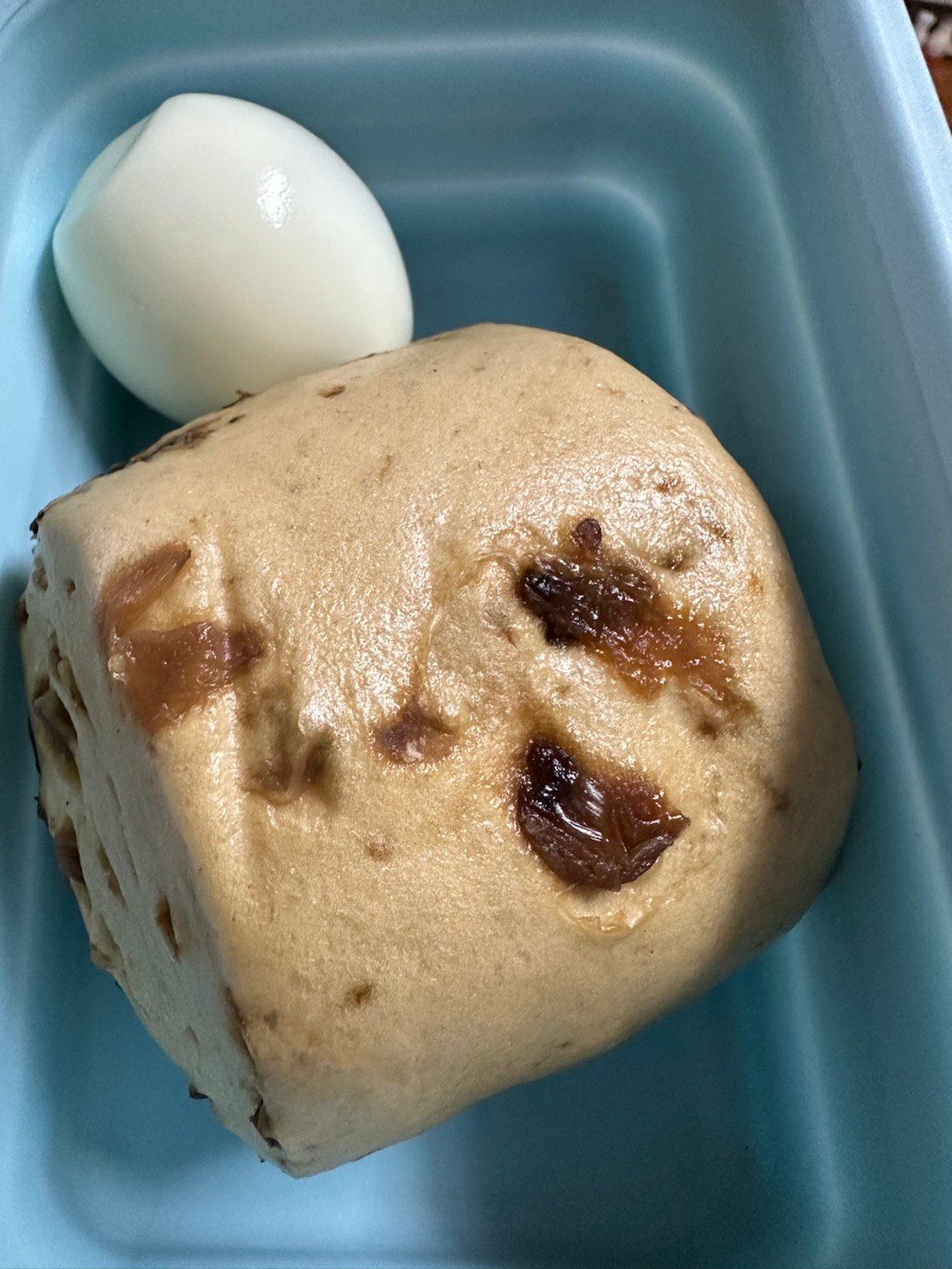 每日一餐分享我平淡無奇的早餐😅，這桂圓饅頭好吃，裡面滿滿的桂圓，鹿港麥肉包時的
