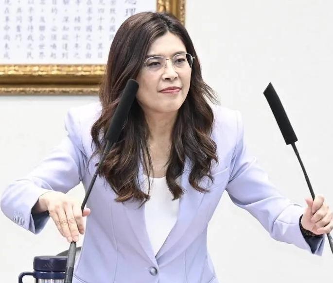 郑丽文还是很有勇气的，现在直接要求美国一改模糊的说辞，要明确做出不支持“台独”的