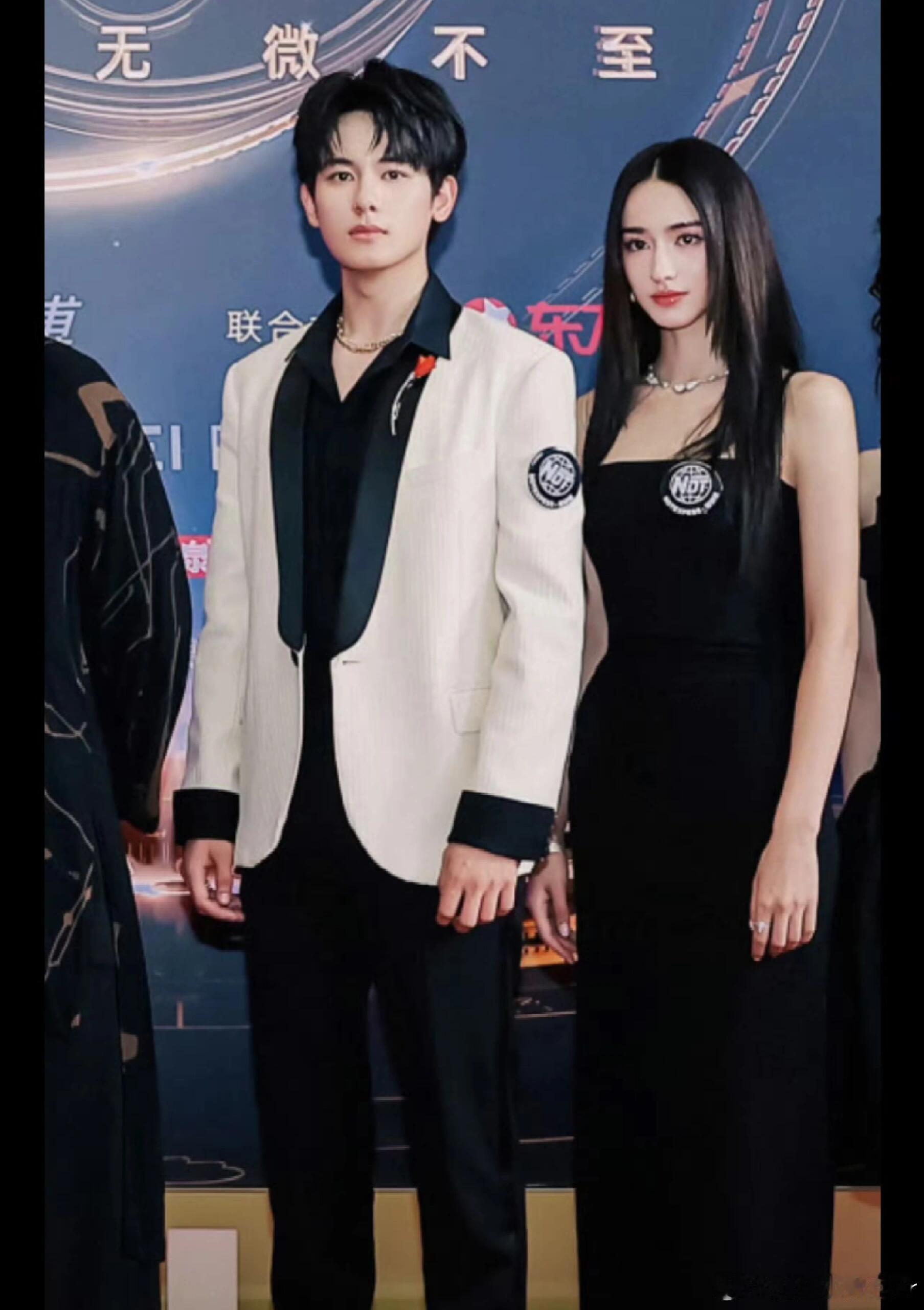 胡先煦 李宛妲他俩谈了?网友发现胡先煦脖子上戴的项链，里面有李宛妲的照片，OMG