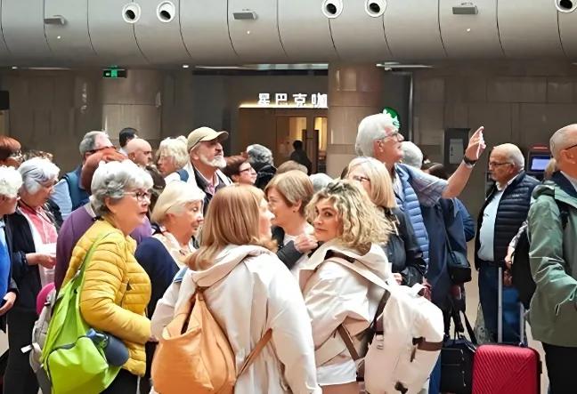 太反常了！中国人忙着过年，激动的却是外国人！美国，日本，韩国等西方媒体惊奇地发现