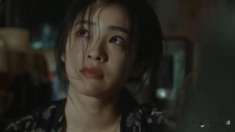 在近期的AI视频中，AI演员不仅能精准演绎喜怒哀乐的瞬间转换，甚至能复刻瞳孔缩放