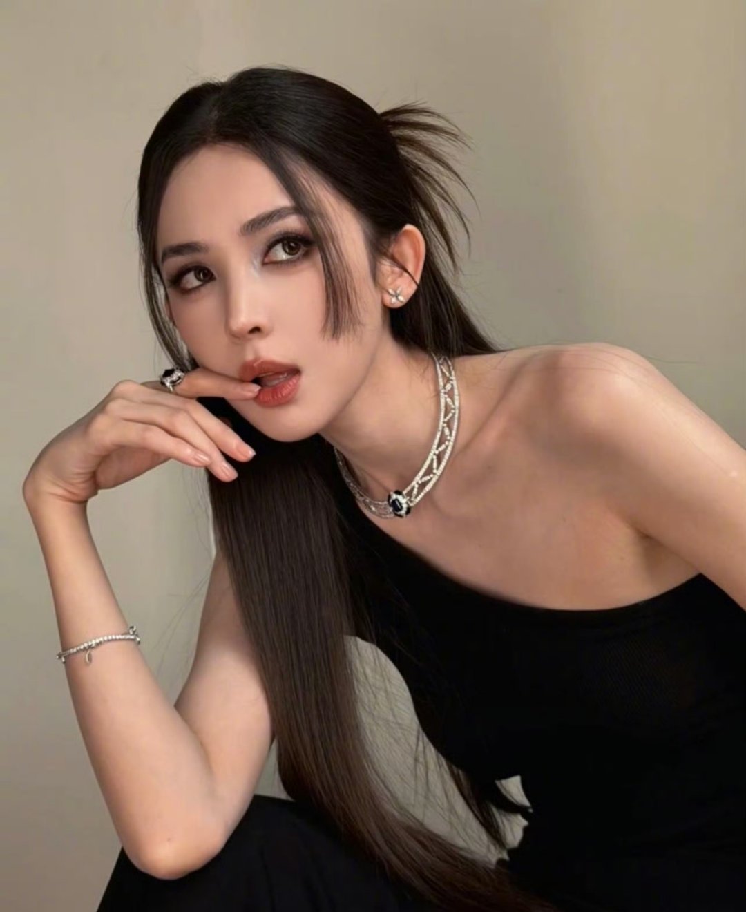 娜扎用男生拍照姿势出片摒弃讨好式柔弱，松弛随性的站姿、疏离冷感的眼神，这套拍照姿
