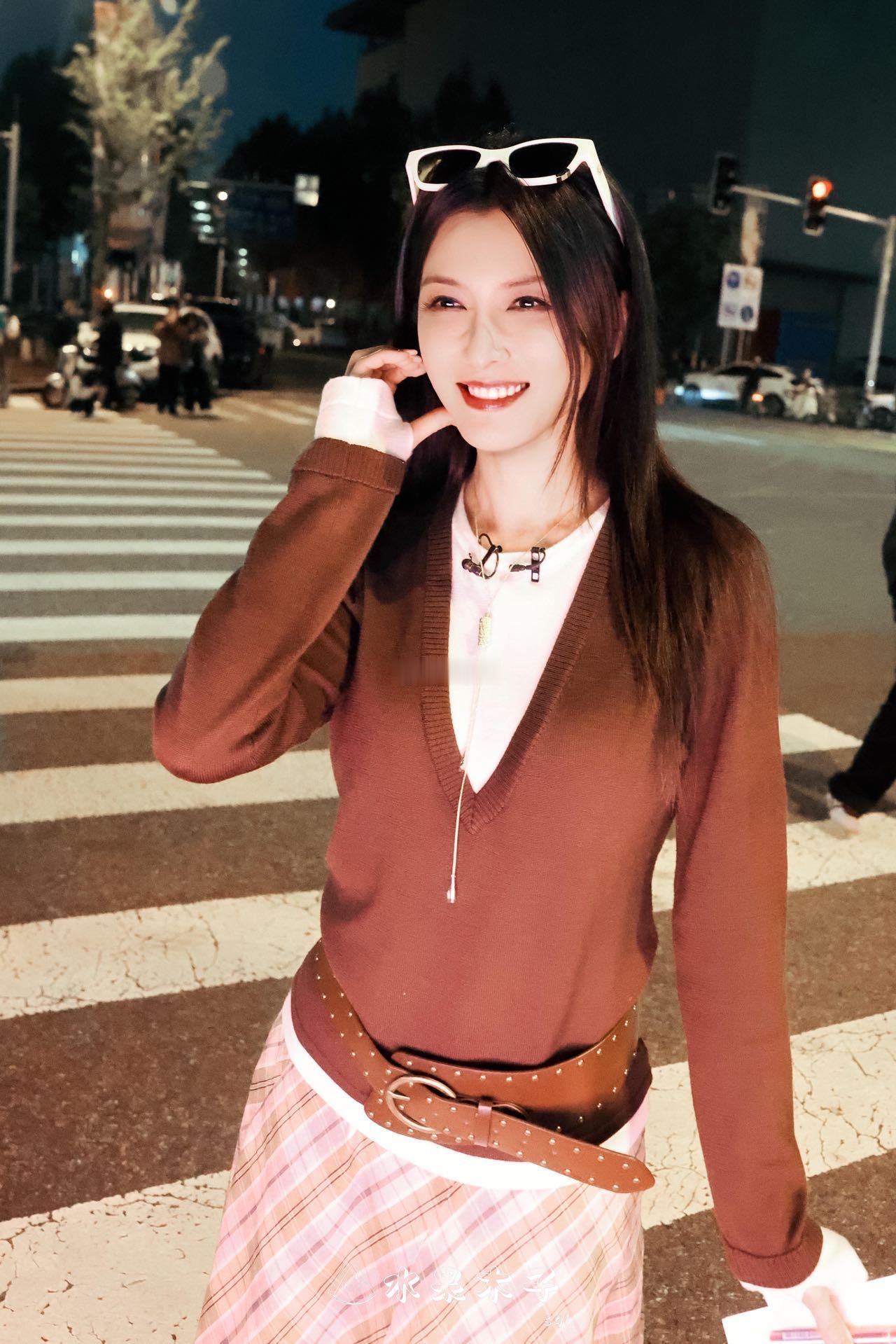 徐洁儿老来得粉 徐洁儿出道二十年第一次有应援注水旗，她本人还专门去打卡。老来得粉