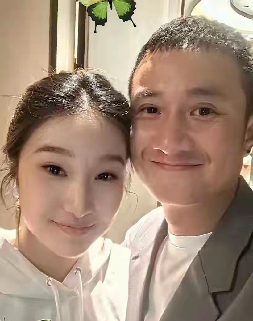 文章和女儿假期小聚，面色微醺好开心，17岁爱马像爸又像妈真漂亮 