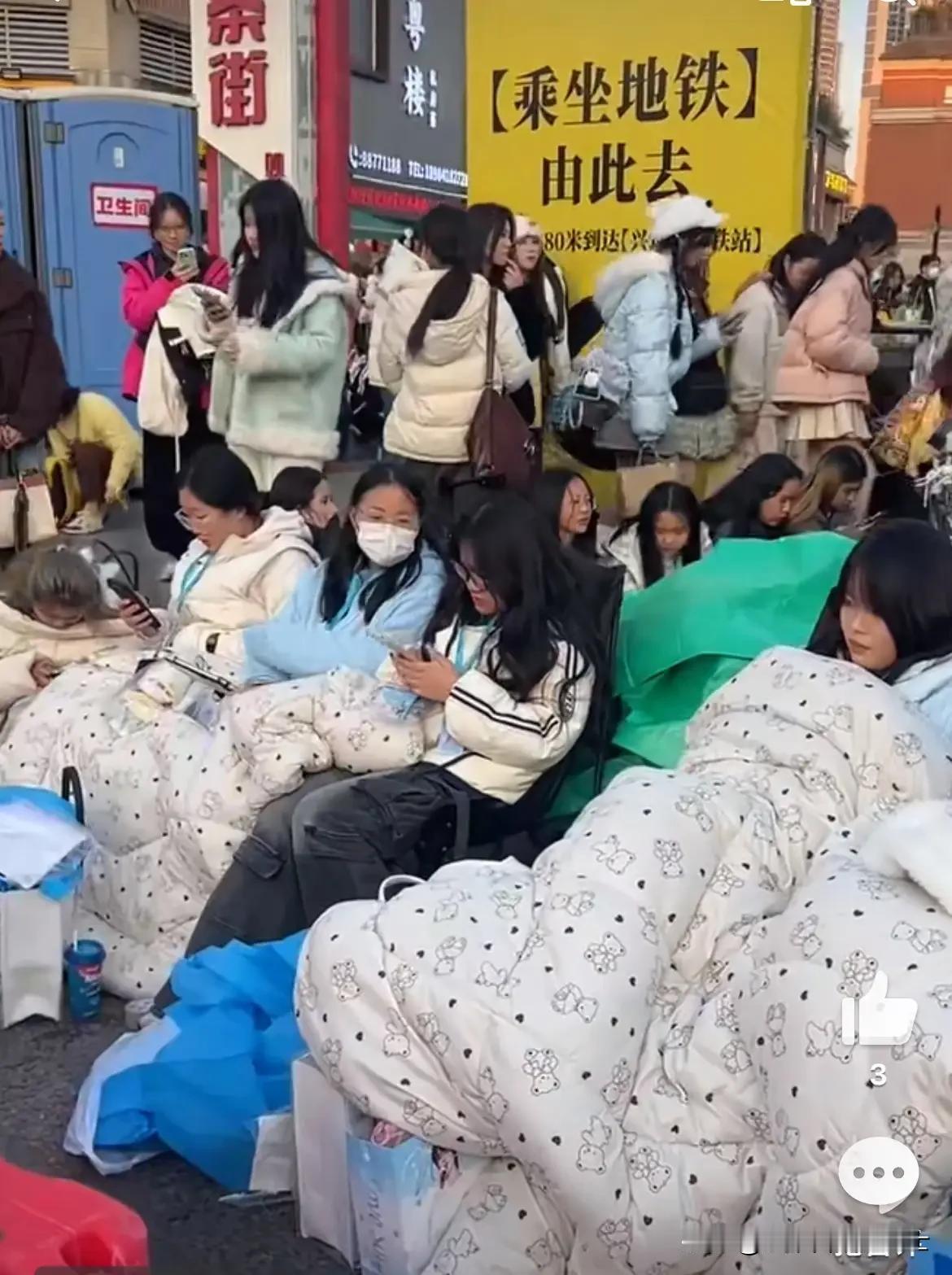 近日时代少年团在贵阳演出，据说吸引了全国近10万人来贵阳观看。

很多小女孩都是