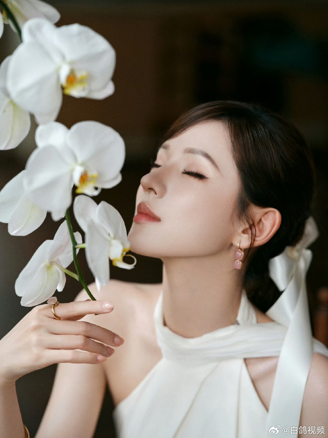 张予曦的化妆师是自己张予曦给自己化妆张予曦的化妆师居然是她自己！妆面清透自然又很