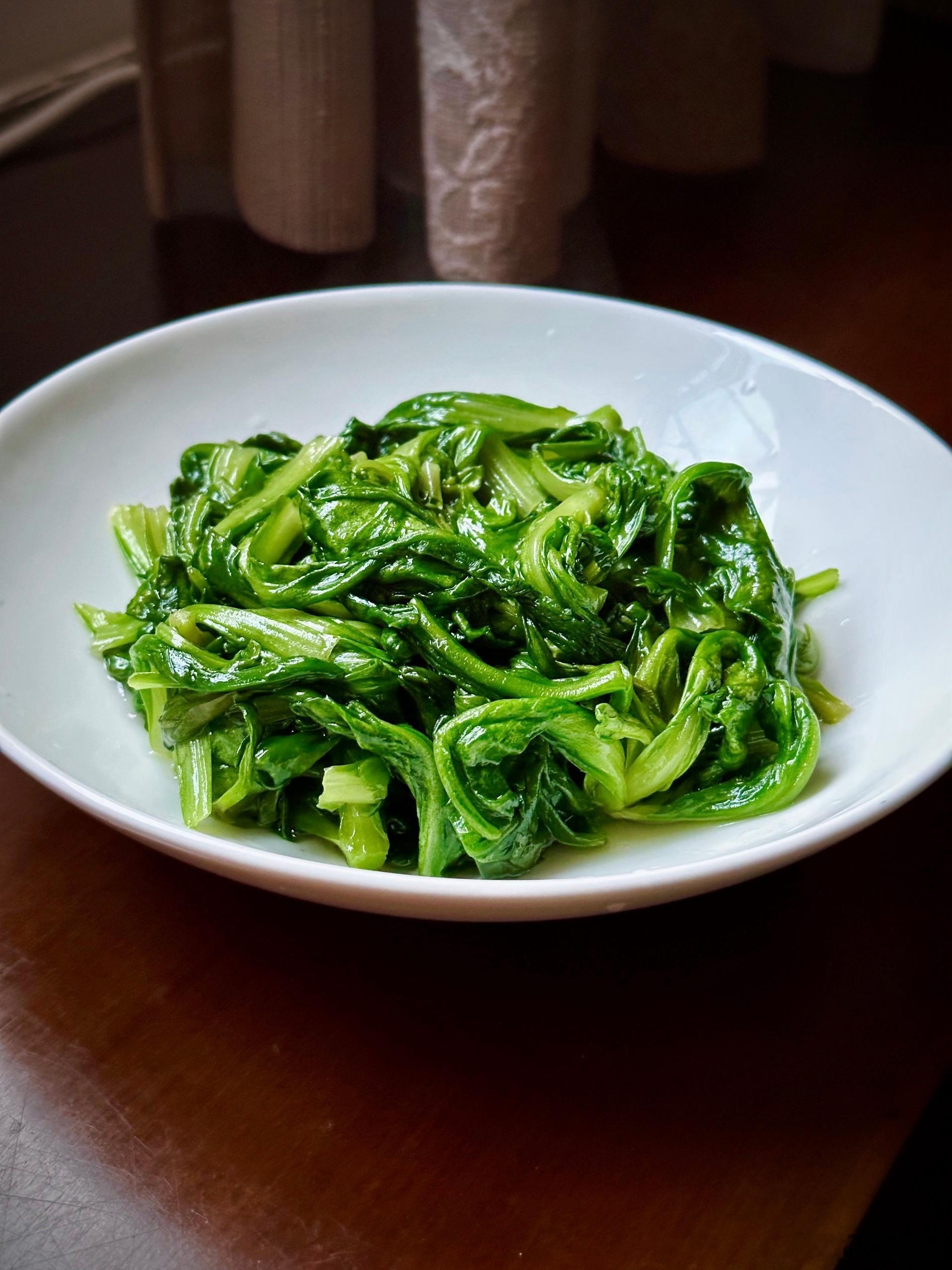 外食多几顿容易上火。周末在家喫得素一点。清炒茼蒿，凉瓜牛肉，自觉比在佛山有记喫的