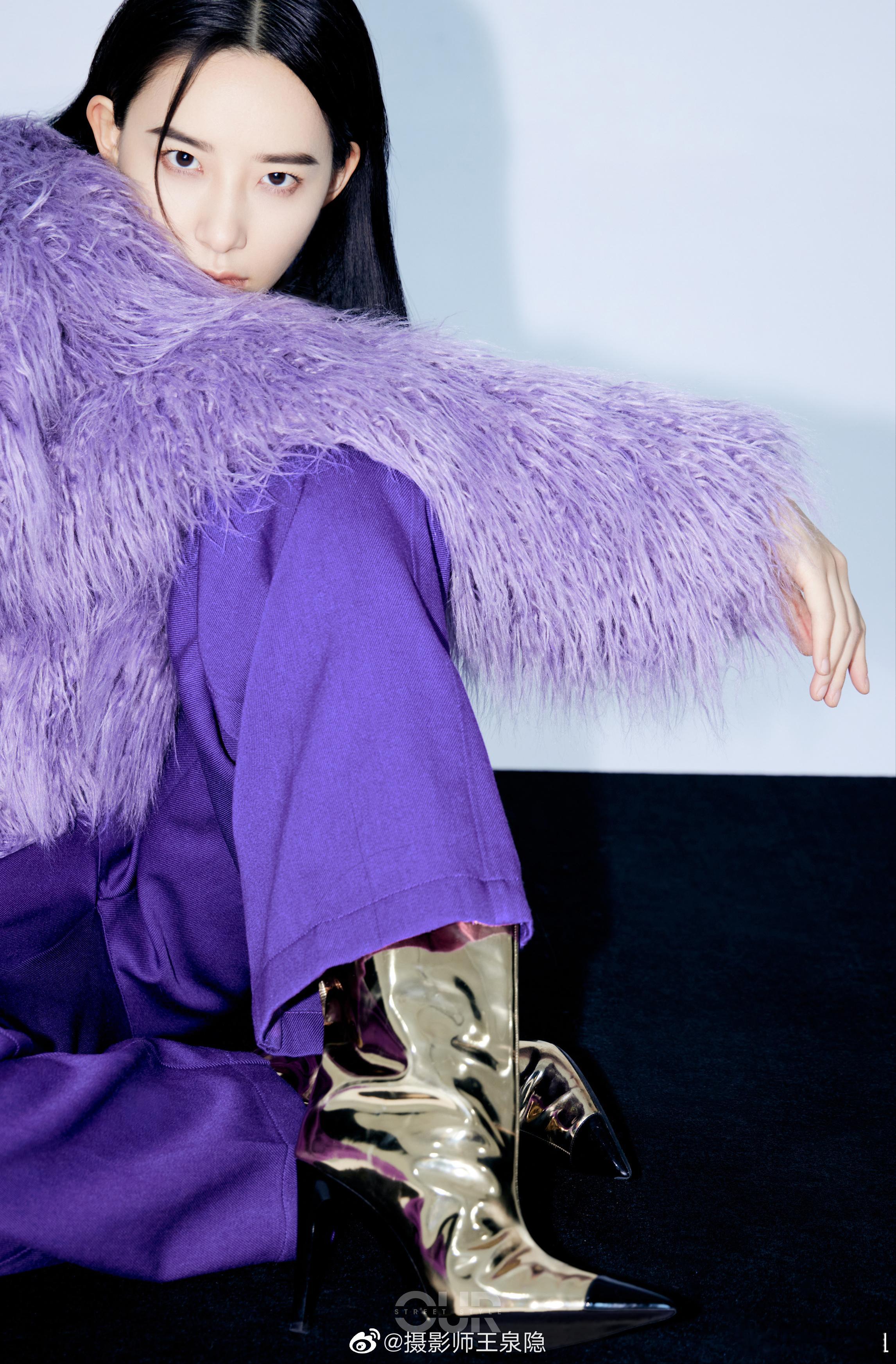 #长发的李斯丹妮# 李斯丹妮的长发造型令人眼前一亮，差点没认出，她的颠覆尝试总是