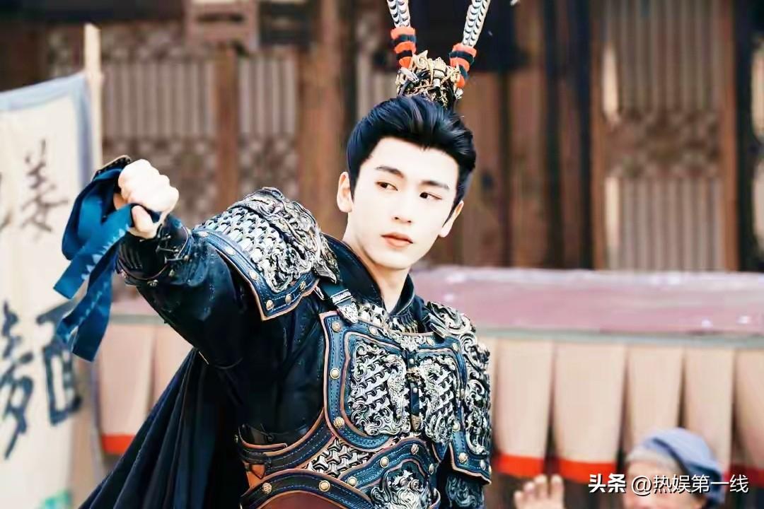 2026年刚过，张凌赫就“翻车”了？从“顶流小生”到“粉底液将军”，这回连军媒都