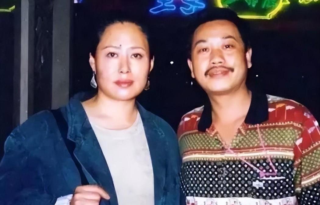 1978年，怀孕4个多月的斯琴高娃，跑到医院去做引产。孩子出来后，斯琴高娃回头看