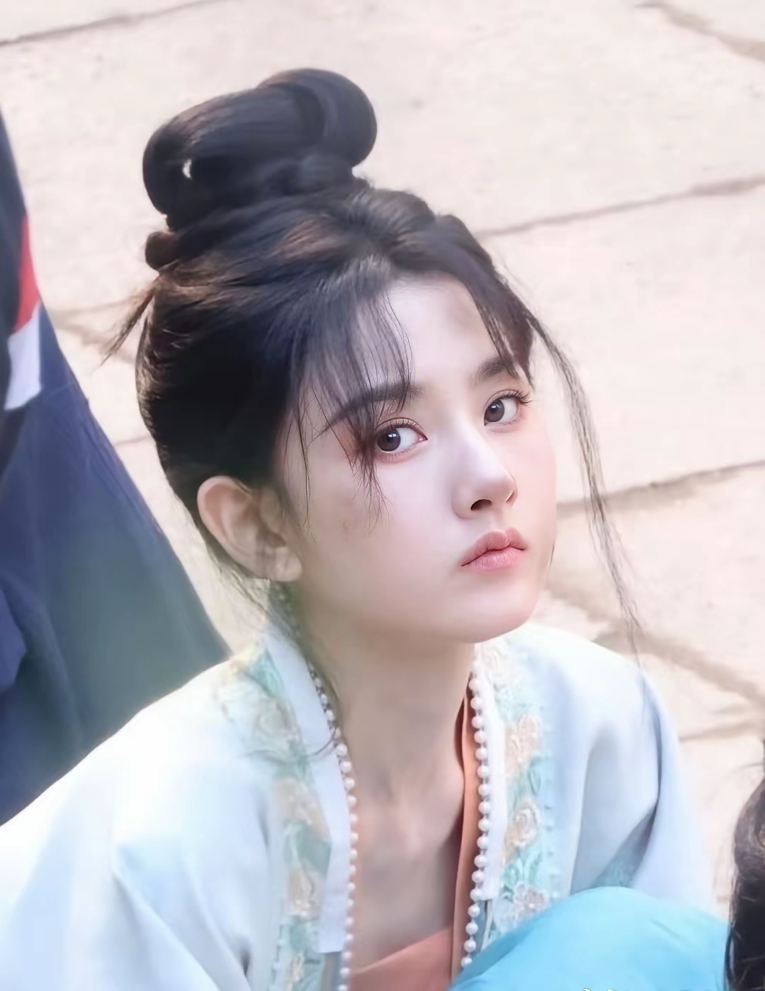 宋祖儿的长相真的很有故事感，自带一种倔强又破碎的美感，完全就是晋江文里走出来的女