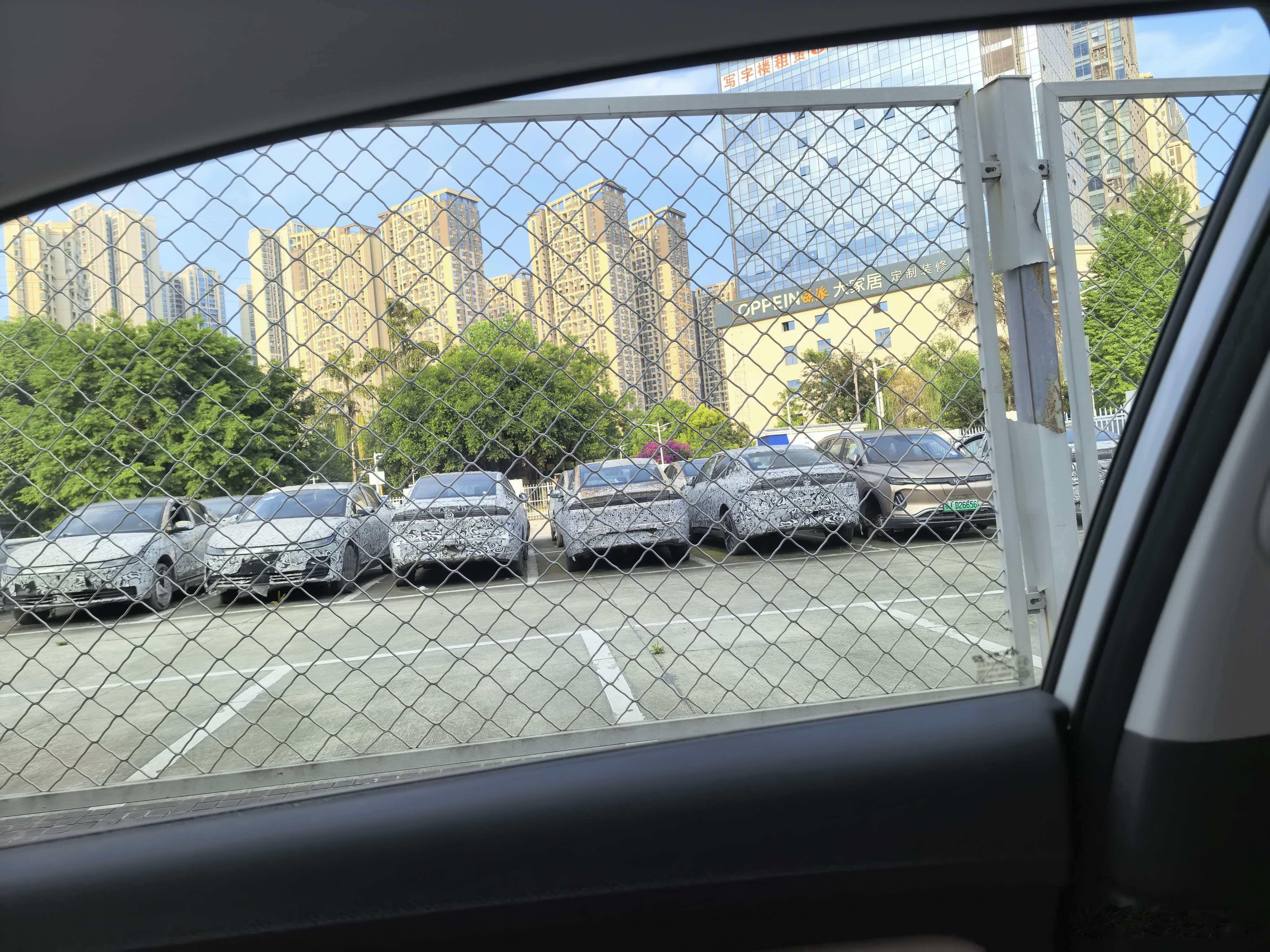 朋友今天又去以前“奋斗”的地方看了一眼，大威马的试验车都还停在停车场的，没人动啊