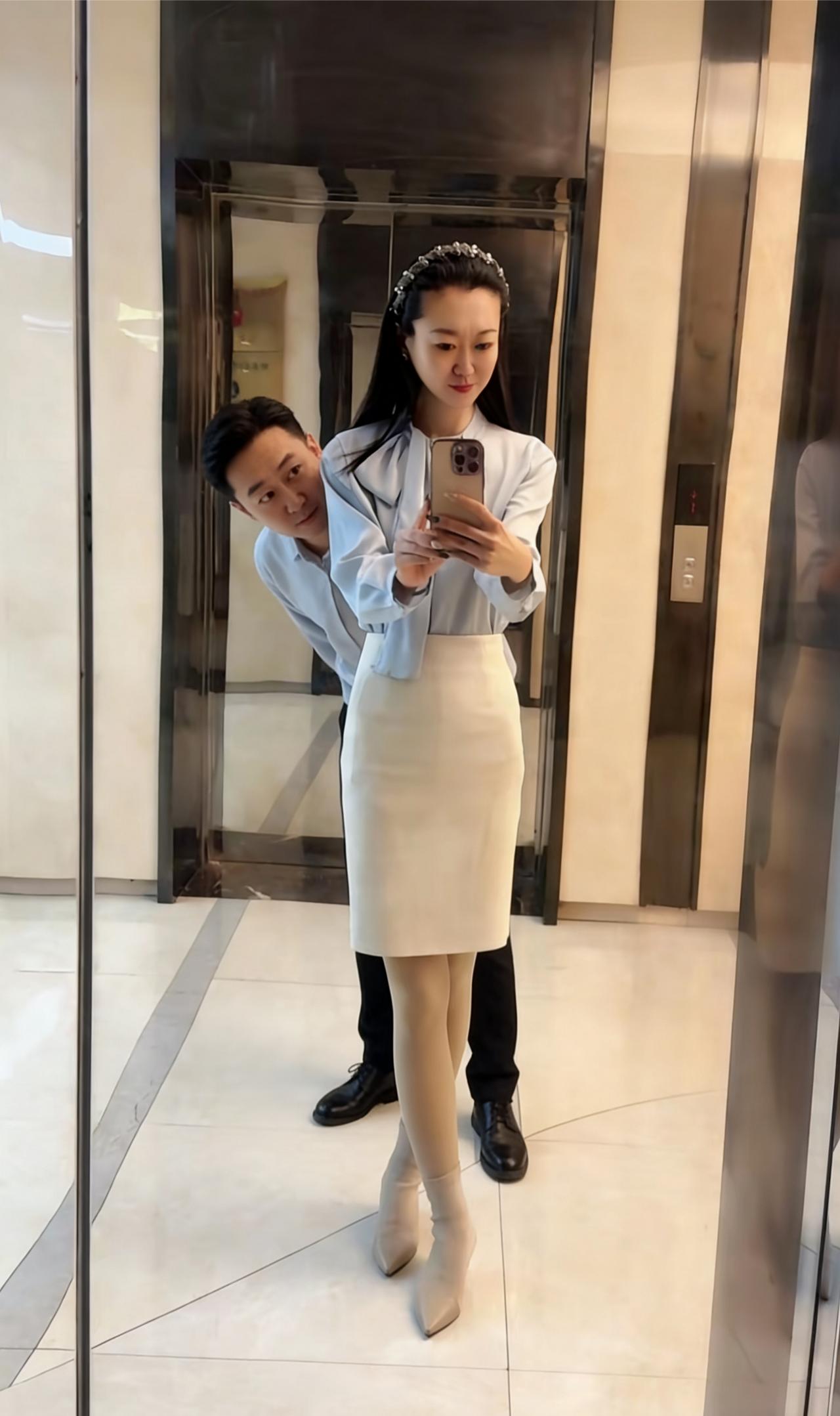 玉颈珠冠凝秀色，裙裾垂落，步步生幽兰。
谁料身后藏幽意，轻窥眉眼，暗把芳心偷量。