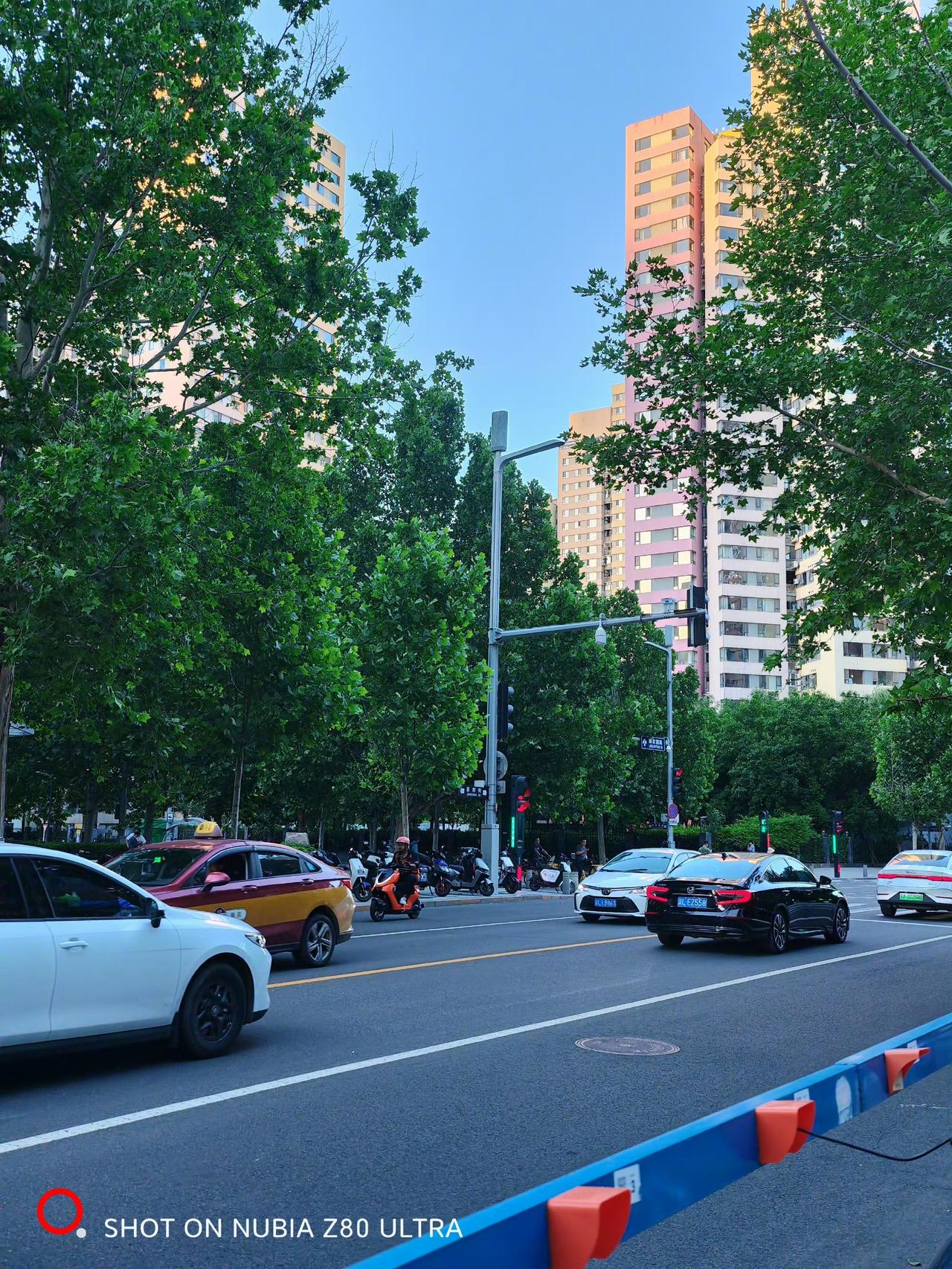 北京初夏的晴朗傍晚真美，老胡吃完饭在街头一辆不知谁的电动自行车上坐一会，刷手机，