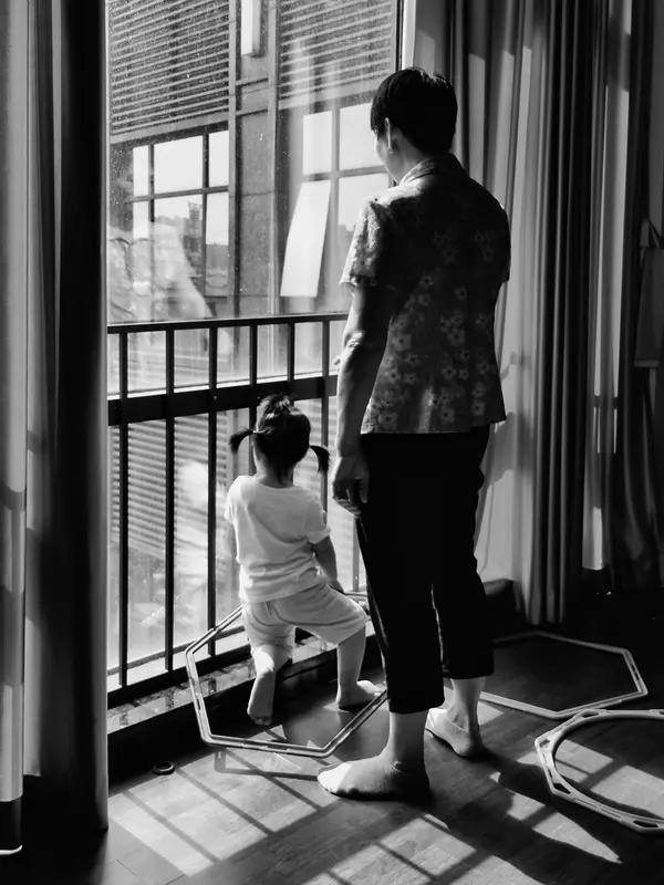 10个月宝宝35斤，姥姥累到大喘气，这画面想想都觉得夸张。10个月大正常宝宝体重