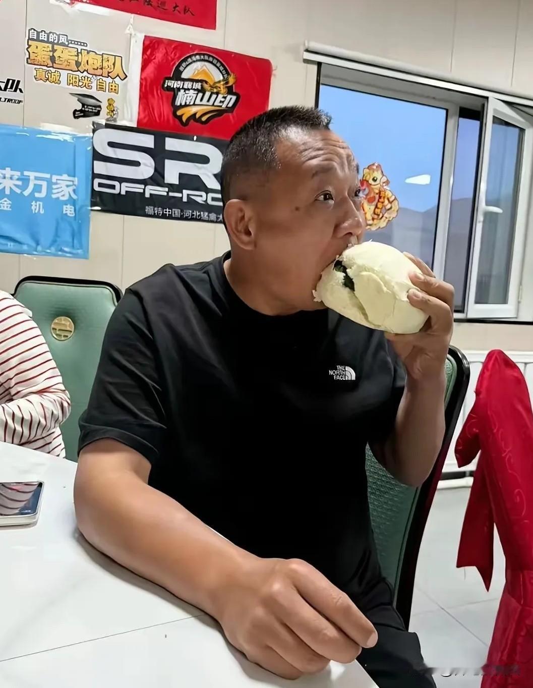 什么叫修养。
​这就是修养。
​不是挥金如土，而是有钱了还懂体谅小人物的不易，多