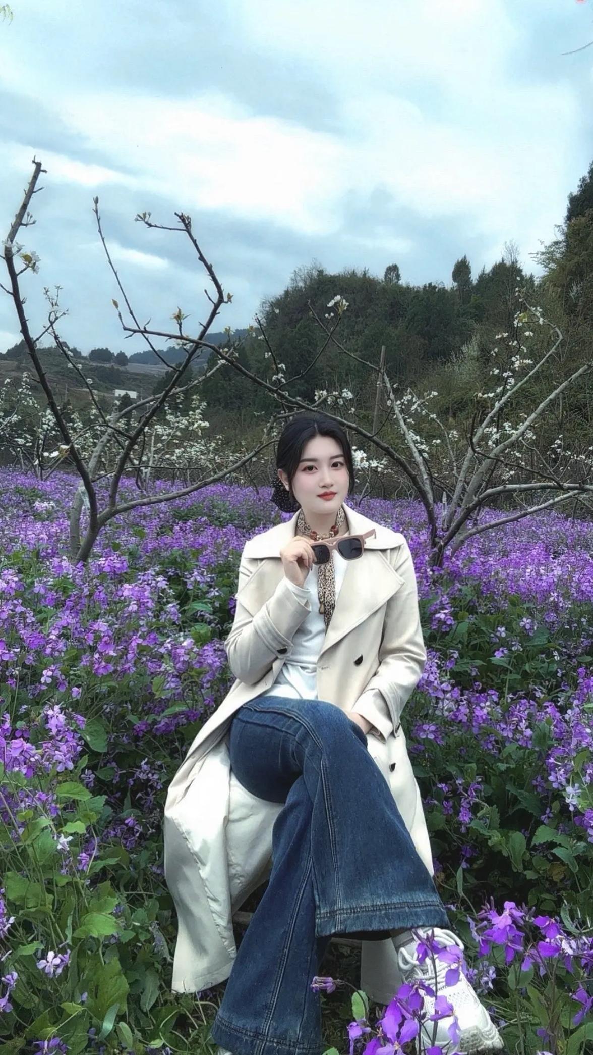 二月兰真是一种神奇的花。它在早春二月就绽放，那蓝紫色的小花，像星星般点缀在草丛里