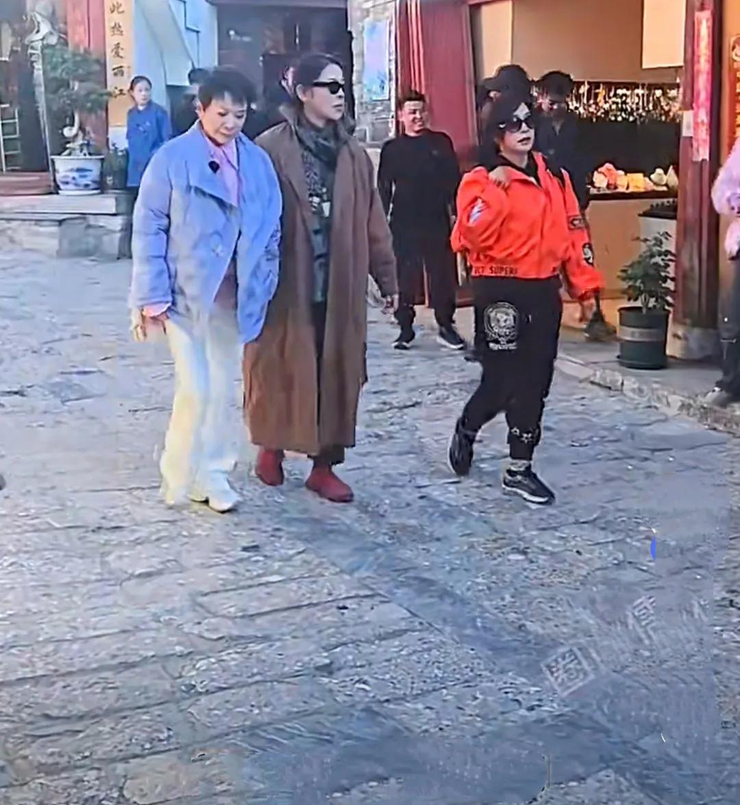 倪萍、刘晓庆、蔡明在丽江街头，三位昔日的女神如今已是老年妇女，再怎么样装扮也逃脱