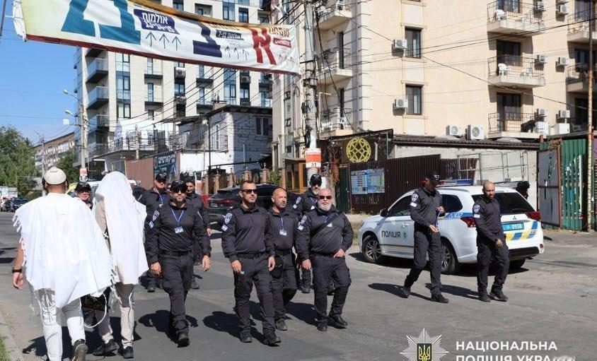 以色列警察这趟出差可不近，直接飞到乌克兰乌曼去了，就为了马上到来的犹太新年，跟当