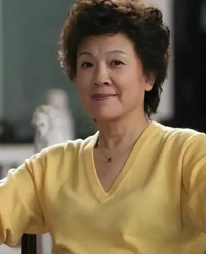 61岁的宋春丽听了闺蜜邓婕的建议，领养了个女儿。她感慨这是这辈子最正确的决定！以